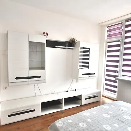 Downtown By The Lindens *