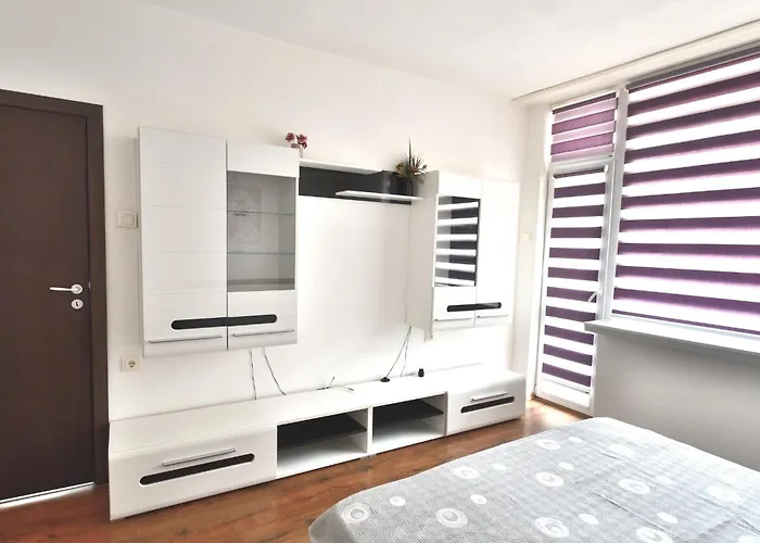 Downtown By The Lindens *